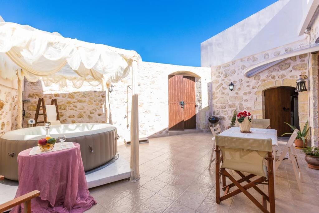 Tholos * Χρομοναστήρι